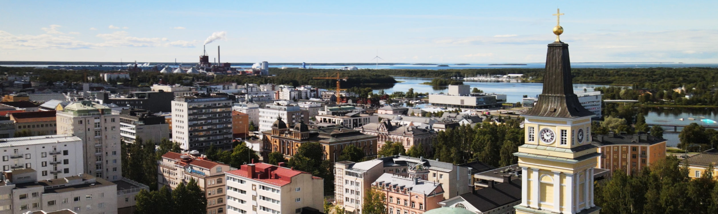 Oulun keskustan panoraama — Oulujoki, kirkontorni ja meri taustalla